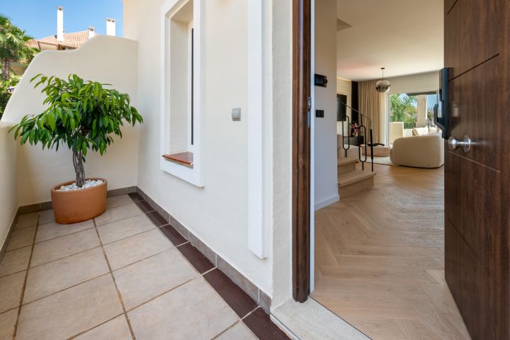Aloha Hill 101 - A two-level sky retreat in Nueva Andalucía