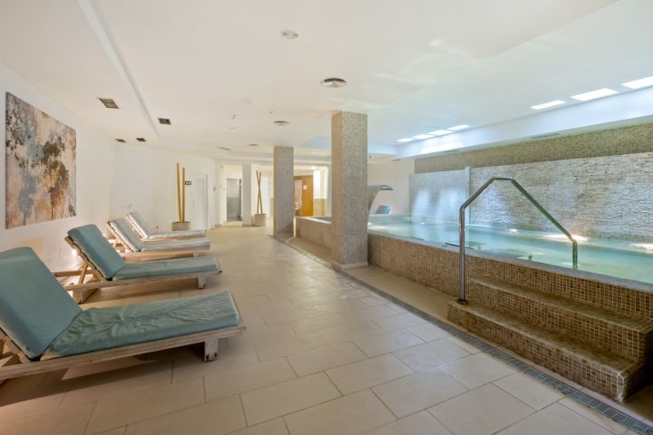 Aloha Hill 101 - A two-level sky retreat in Nueva Andalucía