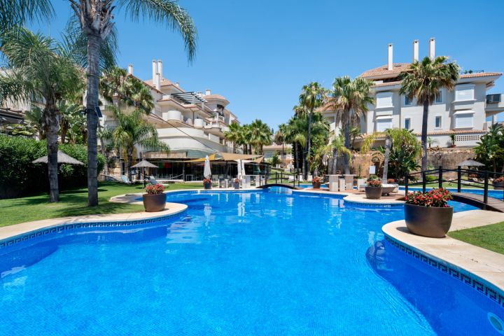 Aloha Hill 101 - A two-level sky retreat in Nueva Andalucía