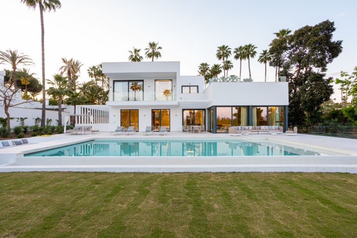 Villa Miura - 4-Bedroom Luxury Villa in the New Golden Mile, Estepona