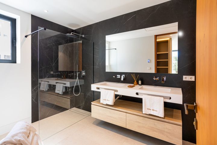Villa Miura - 4-Bedroom Luxury Villa in the New Golden Mile, Estepona