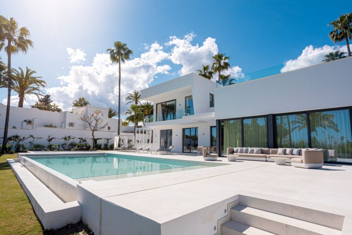Villa Miura - 4-Bedroom Luxury Villa in the New Golden Mile, Estepona