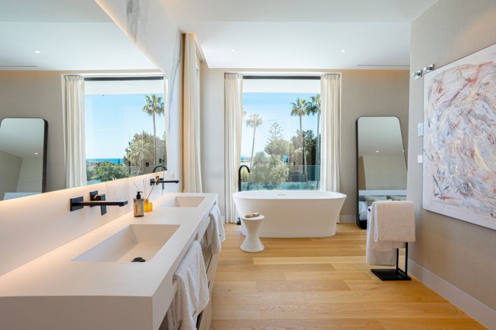 Villa Miura - 4-Bedroom Luxury Villa in the New Golden Mile, Estepona