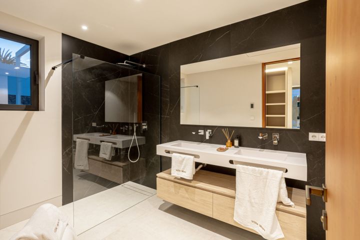 Villa Miura - 4-Bedroom Luxury Villa in the New Golden Mile, Estepona