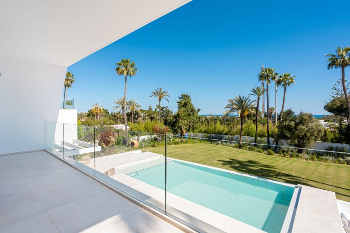 Villa Miura - 4-Bedroom Luxury Villa in the New Golden Mile, Estepona