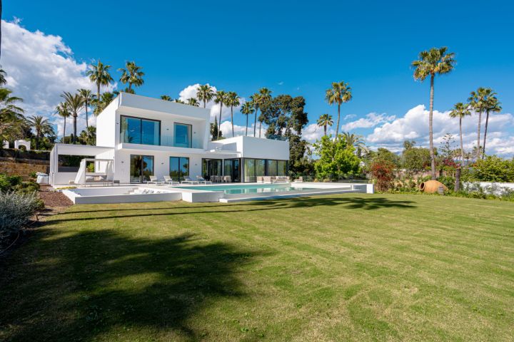Villa Miura - 4-Bedroom Luxury Villa in the New Golden Mile, Estepona