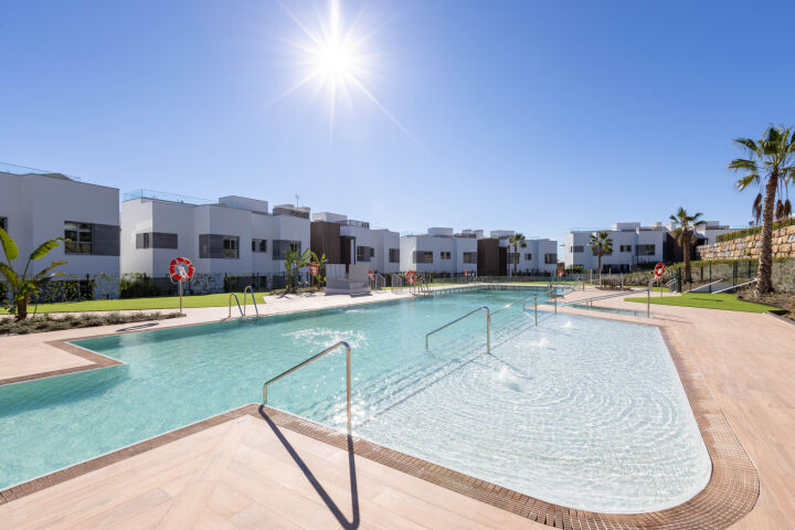 Santa Clara Homes - Apartment with private solarium & pool - Frontline Golf Living in Marbella East
