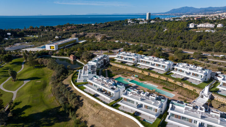 Santa Clara Homes - Apartment with private solarium & pool - Frontline Golf Living in Marbella East
