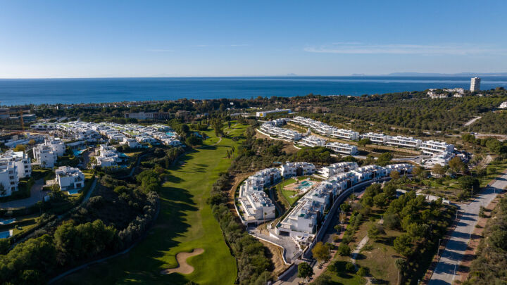 Santa Clara Homes - Four bedroom apartment with private garden and pool - Tranquil Frontline Golf Property in Marbella East