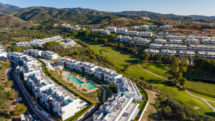 Santa Clara Homes - Four bedroom apartment with private garden and pool - Tranquil Frontline Golf Property in Marbella East