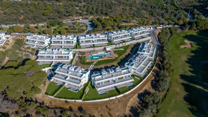 Santa Clara Homes - Four bedroom apartment with private garden and pool - Tranquil Frontline Golf Property in Marbella East