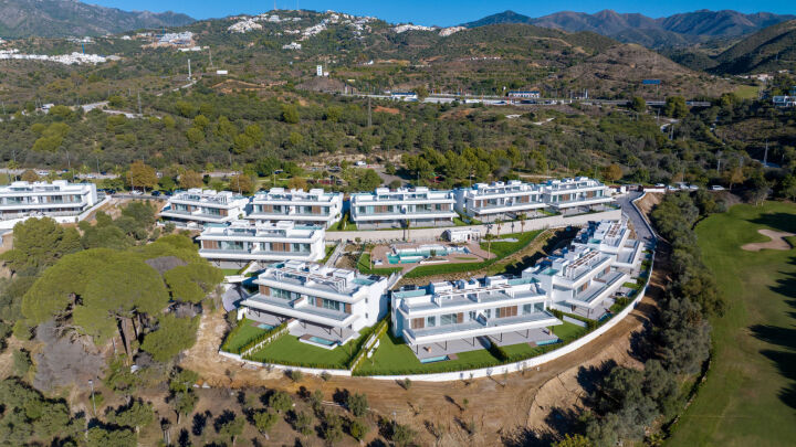 Santa Clara Homes - Four bedroom apartment with private garden and pool - Tranquil Frontline Golf Property in Marbella East