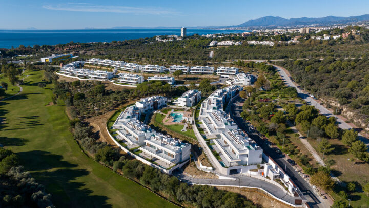 Santa Clara Homes - Four bedroom apartment with private garden and pool - Tranquil Frontline Golf Property in Marbella East