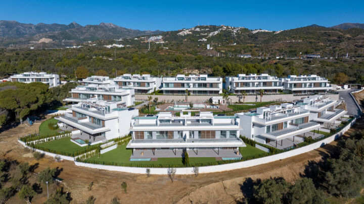 Santa Clara Homes - Four bedroom apartment with private garden and pool - Tranquil Frontline Golf Property in Marbella East