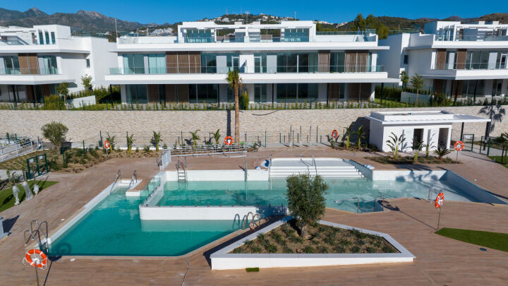 Santa Clara Homes - Four bedroom apartment with private garden and pool - Tranquil Frontline Golf Property in Marbella East