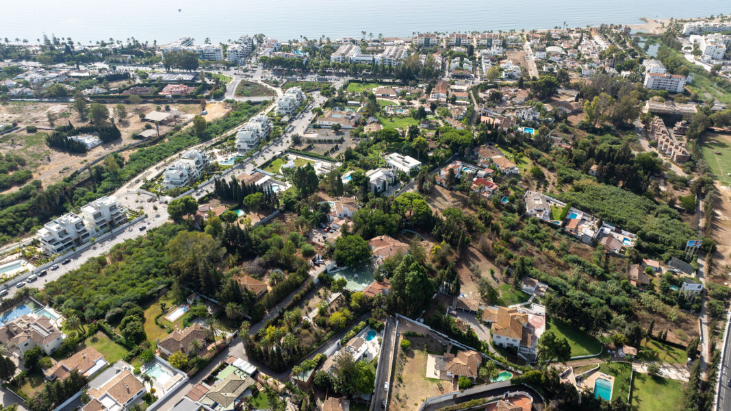 7,830 m² development plot in Rio Verde, Marbella Golden Mile, with potential for six villas. - 7,830 m² development plot in Rio Verde, Marbella Golden Mile, with potential for six villas.