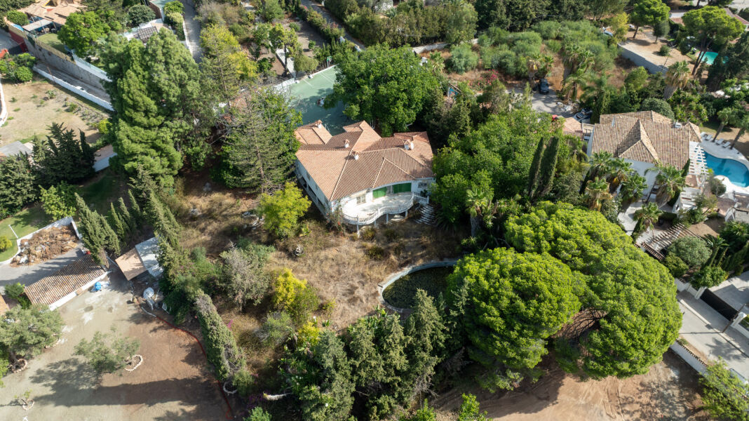 7,830 m² development plot in Rio Verde, Marbella Golden Mile, with potential for six villas. - 7,830 m² development plot in Rio Verde, Marbella Golden Mile, with potential for six villas.
