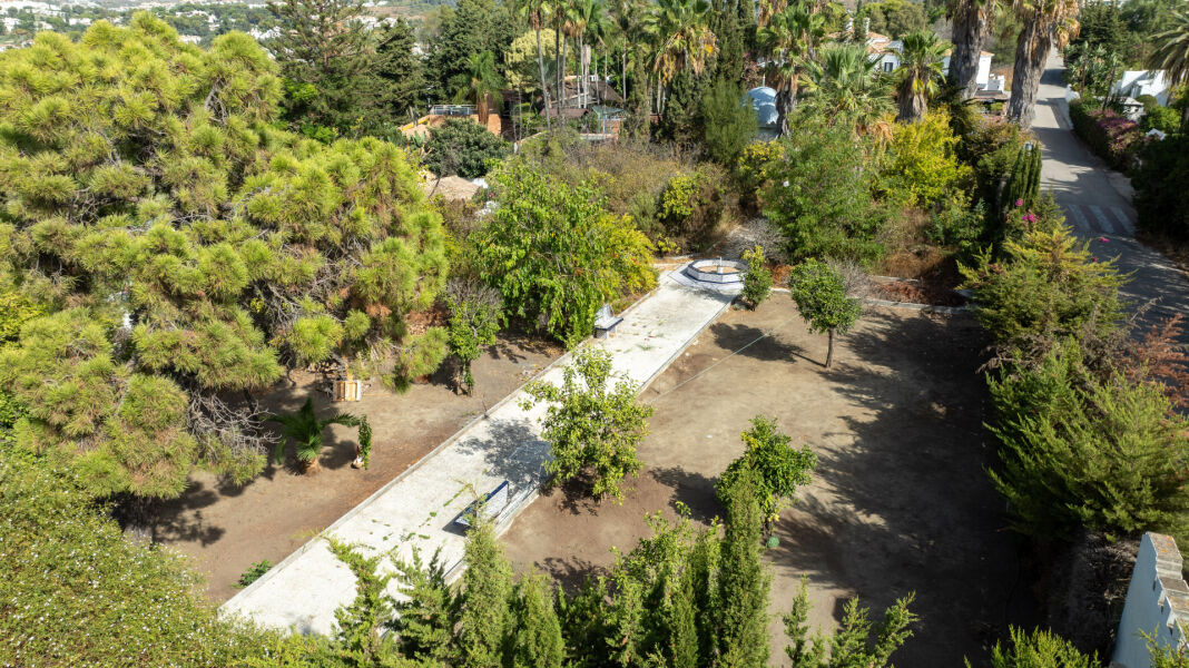 7,830 m² development plot in Rio Verde, Marbella Golden Mile, with potential for six villas. - 7,830 m² development plot in Rio Verde, Marbella Golden Mile, with potential for six villas.