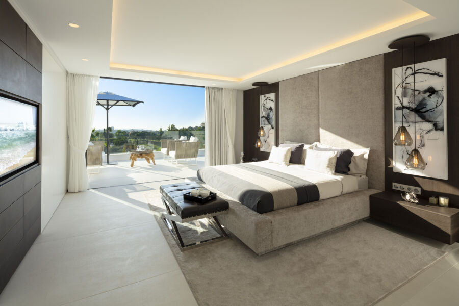 Chambre dans une villa à Nueva Andalucia avec baies coulissantes sur la terrasse et vue sur le jardin