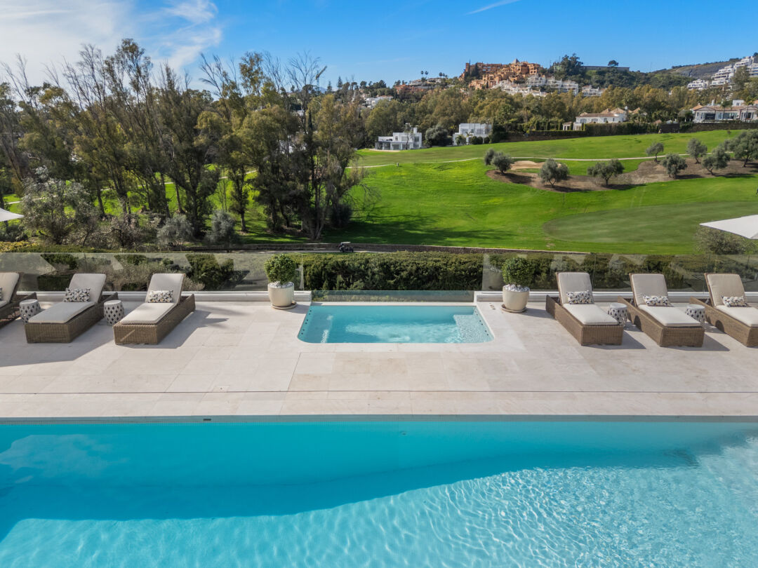 Villa Elba - Renovated Frontline Golf Villa in Los Naranjos, Nueva Andalucía