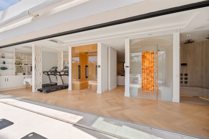 Villa Elba - Renovated Frontline Golf Villa in Los Naranjos, Nueva Andalucía