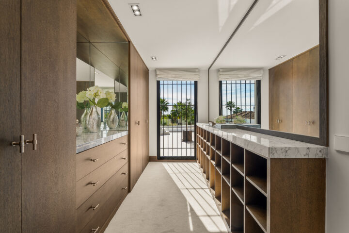 Villa Elba - Renovated Frontline Golf Villa in Los Naranjos, Nueva Andalucía