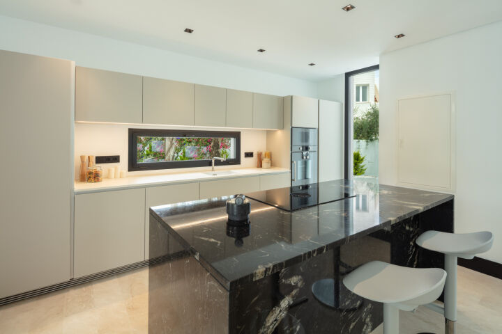 Villa Cypress - Impressive Property with Panoramic Views