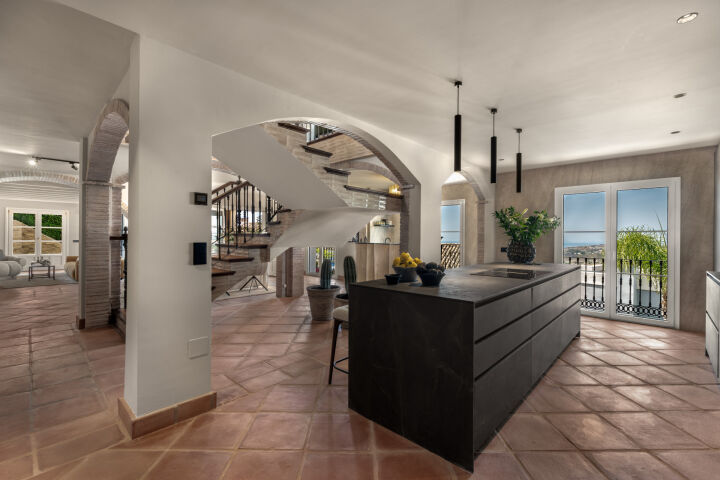 Villa Auli - Stunning Renovated Villa with Sweeping Sea Views