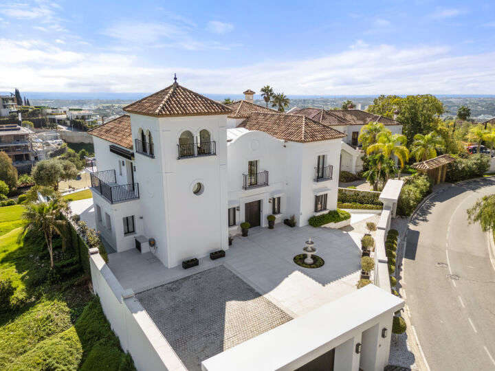 Villa Amra - An Impeccably Renovated Villa With Panoramic Sea and Mountain Views in Monte Halcones, Benahavis