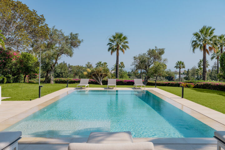 Villa Los Naranjos - Stylish Modern Home with Golf Views in Nueva Andalucía