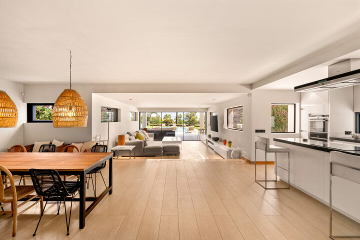 Villa Los Naranjos - Stylish Modern Home with Golf Views in Nueva Andalucía