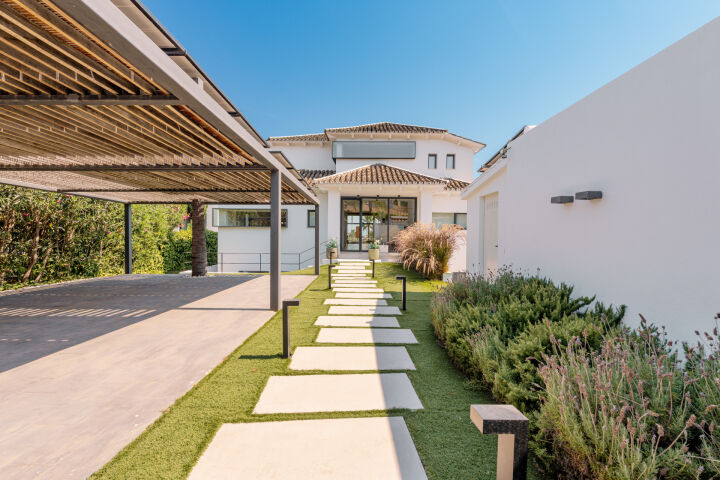 Villa Los Naranjos - Stylish Modern Home with Golf Views in Nueva Andalucía