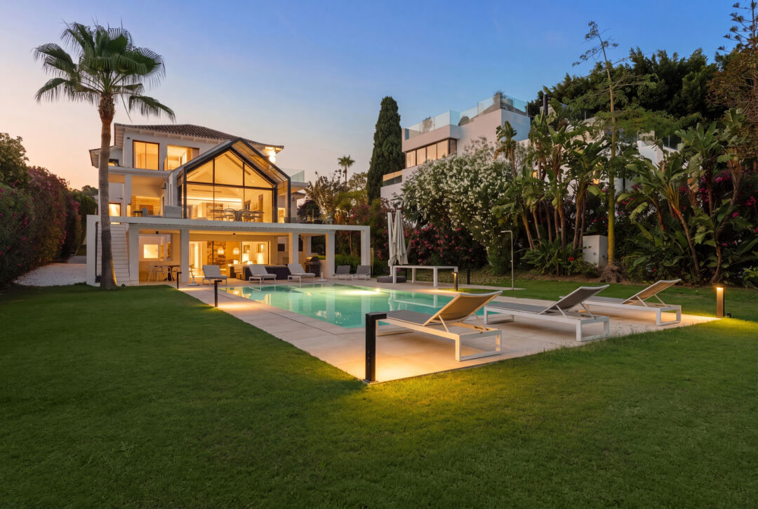 Villa Los Naranjos - Stylish Modern Home with Golf Views in Nueva Andalucía