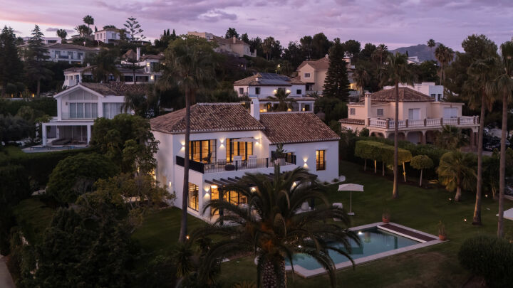 Villa Rita - Renovated 4-Bedroom Villa with Sea &amp; Gibraltar Views in El Paraíso Alto, Marbella