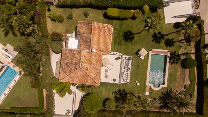 Villa Rita - Renovated 4-Bedroom Villa with Sea &amp; Gibraltar Views in El Paraíso Alto, Marbella