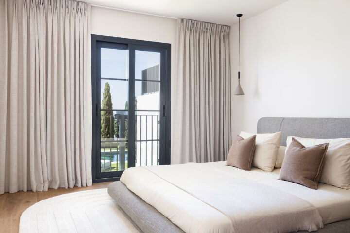 Villa Rita - Renovated 4-Bedroom Villa with Sea &amp; Gibraltar Views in El Paraíso Alto, Marbella