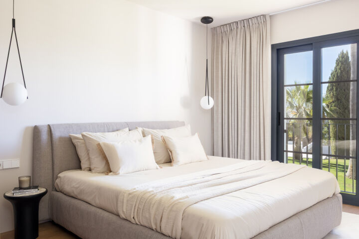 Villa Rita - Renovated 4-Bedroom Villa with Sea &amp; Gibraltar Views in El Paraíso Alto, Marbella
