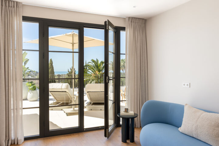 Villa Rita - Renovated 4-Bedroom Villa with Sea &amp; Gibraltar Views in El Paraíso Alto, Marbella
