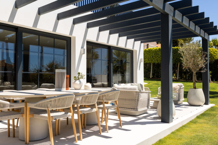 Villa Rita - Renovated 4-Bedroom Villa with Sea & Gibraltar Views in El Paraíso Alto, Marbella