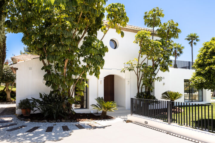 Villa Rita - Renovated 4-Bedroom Villa with Sea &amp; Gibraltar Views in El Paraíso Alto, Marbella