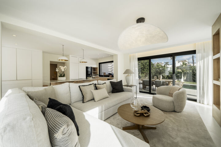 Villa Mimosa - Renovated 5-Bedroom Beachside Villa in Linda Vista Baja, San Pedro de Alcantara