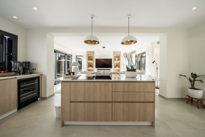 Villa Mimosa - Renovated 5-Bedroom Beachside Villa in Linda Vista Baja, San Pedro de Alcantara
