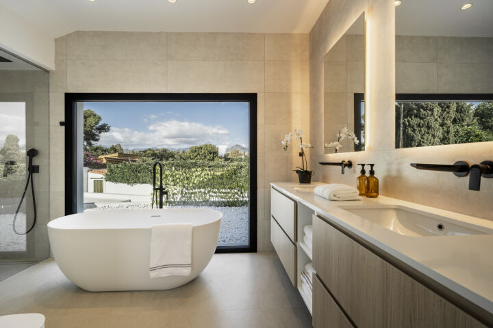 Villa Mimosa - Renovated 5-Bedroom Beachside Villa in Linda Vista Baja, San Pedro de Alcantara