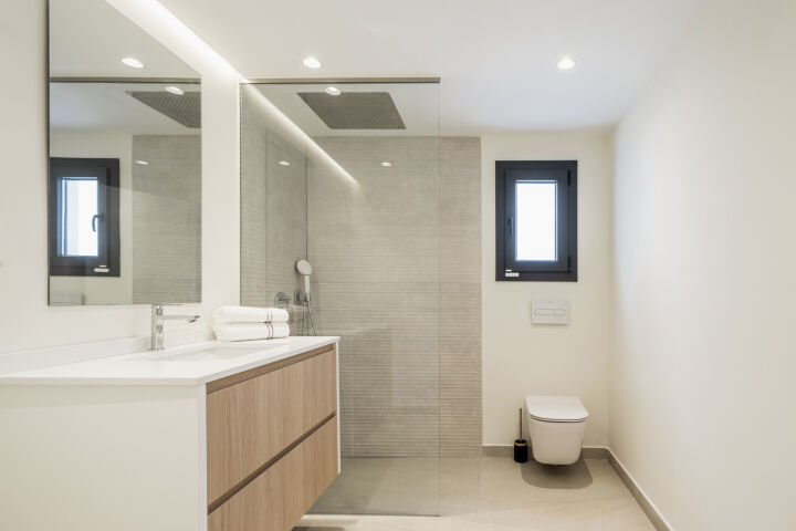 Villa Mimosa - Renovated 5-Bedroom Beachside Villa in Linda Vista Baja, San Pedro de Alcantara