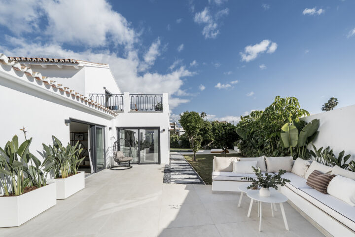 Villa Mimosa - Renovated 5-Bedroom Beachside Villa in Linda Vista Baja, San Pedro de Alcantara