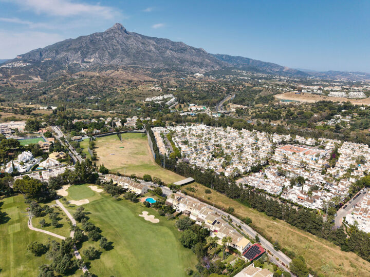 Casa Los Olivos - Renovated Townhouse with Golf Views in Nueva Andalucía, Marbella