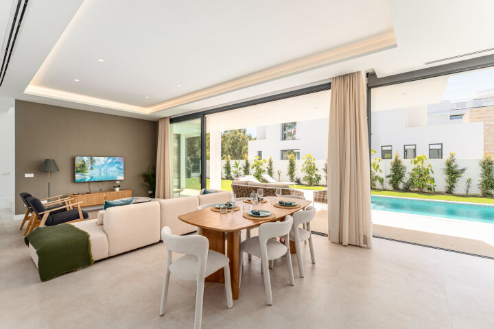 Villa Martina - 5-Bedroom Modern Villa with Solarium in Estepona East