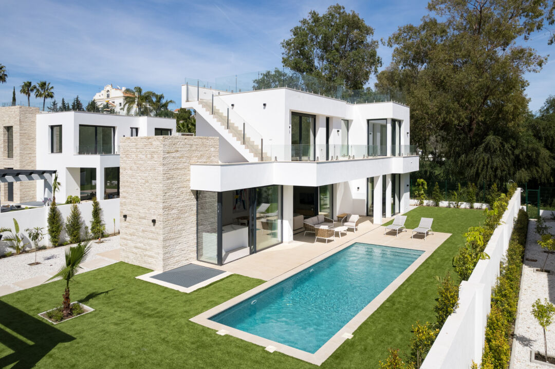 Villa Martina - 5-Bedroom Modern Villa with Solarium in Estepona East