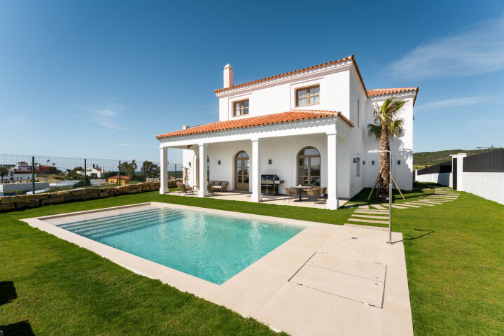 Villa Montilla - Brand New 4-Bedroom Villa with Panoramic Sea Views in Estepona West