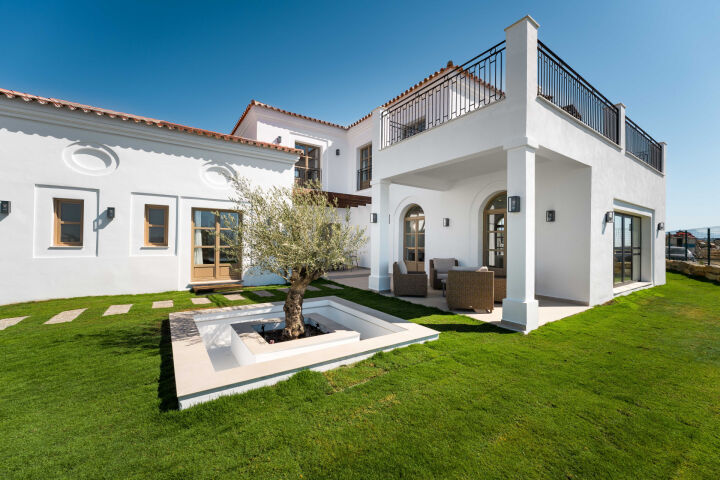 Villa Montilla - Brand New 4-Bedroom Villa with Panoramic Sea Views in Estepona West